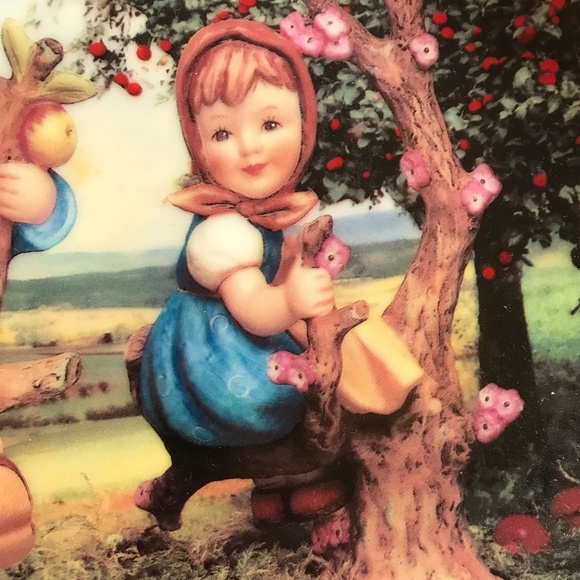M.J. HUMMEL Plate Decor Apple Tree Boy and Girl Danbury Mint 8” Round - Picture 4 of 9